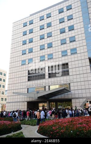 Atmosphäre vor dem Ronald Reagan UCLA Medical Center in Los Angeles, CA, USA am 25. Juni 2009, nachdem der "King of Pop" Michael Jackson im Alter von 50 Jahren gestorben ist, nachdem er an einem Herzinfarkt erkrankt war. Foto von Lionel Hahn/ABACAPRESS.COM Stockfoto