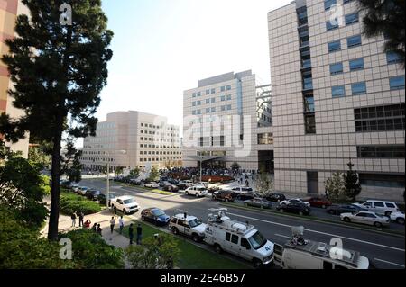 Atmosphäre vor dem Ronald Reagan UCLA Medical Center in Los Angeles, CA, USA am 25. Juni 2009, nachdem der "King of Pop" Michael Jackson im Alter von 50 Jahren gestorben ist, nachdem er an einem Herzinfarkt erkrankt war. Foto von Lionel Hahn/ABACAPRESS.COM Stockfoto