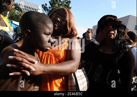 Atmosphäre vor dem Ronald Reagan UCLA Medical Center in Los Angeles, CA, USA am 25. Juni 2009, nachdem der "King of Pop" Michael Jackson im Alter von 50 Jahren gestorben ist, nachdem er an einem Herzinfarkt erkrankt war. Foto von Lionel Hahn/ABACAPRESS.COM Stockfoto