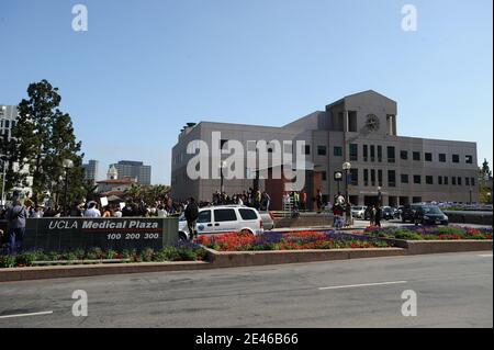 Atmosphäre vor dem Ronald Reagan UCLA Medical Center in Los Angeles, CA, USA am 25. Juni 2009, nachdem der "King of Pop" Michael Jackson im Alter von 50 Jahren gestorben ist, nachdem er an einem Herzinfarkt erkrankt war. Foto von Lionel Hahn/ABACAPRESS.COM Stockfoto
