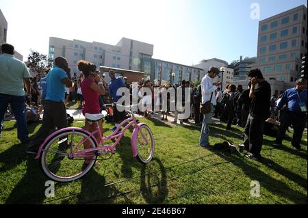 Atmosphäre vor dem Ronald Reagan UCLA Medical Center in Los Angeles, CA, USA am 25. Juni 2009, nachdem der "King of Pop" Michael Jackson im Alter von 50 Jahren gestorben ist, nachdem er an einem Herzinfarkt erkrankt war. Foto von Lionel Hahn/ABACAPRESS.COM Stockfoto