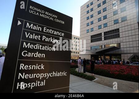 Atmosphäre vor dem Ronald Reagan UCLA Medical Center in Los Angeles, CA, USA am 25. Juni 2009, nachdem der "King of Pop" Michael Jackson im Alter von 50 Jahren gestorben ist, nachdem er an einem Herzinfarkt erkrankt war. Foto von Lionel Hahn/ABACAPRESS.COM Stockfoto