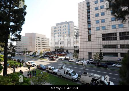 Atmosphäre vor dem Ronald Reagan UCLA Medical Center in Los Angeles, CA, USA am 25. Juni 2009, nachdem der "King of Pop" Michael Jackson im Alter von 50 Jahren gestorben ist, nachdem er an einem Herzinfarkt erkrankt war. Foto von Lionel Hahn/ABACAPRESS.COM Stockfoto