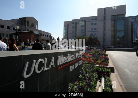 Atmosphäre vor dem Ronald Reagan UCLA Medical Center in Los Angeles, CA, USA am 25. Juni 2009, nachdem der "King of Pop" Michael Jackson im Alter von 50 Jahren gestorben ist, nachdem er an einem Herzinfarkt erkrankt war. Foto von Lionel Hahn/ABACAPRESS.COM Stockfoto