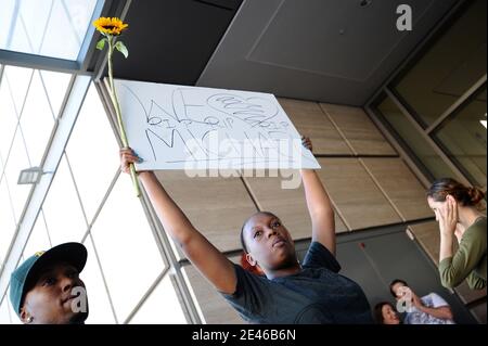 Atmosphäre vor dem Ronald Reagan UCLA Medical Center in Los Angeles, CA, USA am 25. Juni 2009, nachdem der "King of Pop" Michael Jackson im Alter von 50 Jahren gestorben ist, nachdem er an einem Herzinfarkt erkrankt war. Foto von Lionel Hahn/ABACAPRESS.COM Stockfoto