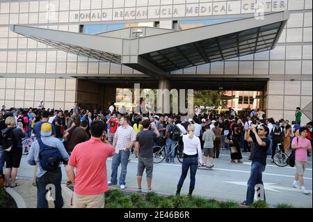 Atmosphäre vor dem Ronald Reagan UCLA Medical Center in Los Angeles, CA, USA am 25. Juni 2009, nachdem der "King of Pop" Michael Jackson im Alter von 50 Jahren gestorben ist, nachdem er an einem Herzinfarkt erkrankt war. Foto von Lionel Hahn/ABACAPRESS.COM Stockfoto