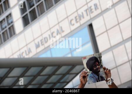 Atmosphäre vor dem Ronald Reagan UCLA Medical Center in Los Angeles, CA, USA am 25. Juni 2009, nachdem der "King of Pop" Michael Jackson im Alter von 50 Jahren gestorben ist, nachdem er an einem Herzinfarkt erkrankt war. Foto von Lionel Hahn/ABACAPRESS.COM Stockfoto