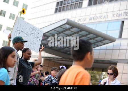 Atmosphäre vor dem Ronald Reagan UCLA Medical Center in Los Angeles, CA, USA am 25. Juni 2009, nachdem der "King of Pop" Michael Jackson im Alter von 50 Jahren gestorben ist, nachdem er an einem Herzinfarkt erkrankt war. Foto von Lionel Hahn/ABACAPRESS.COM Stockfoto