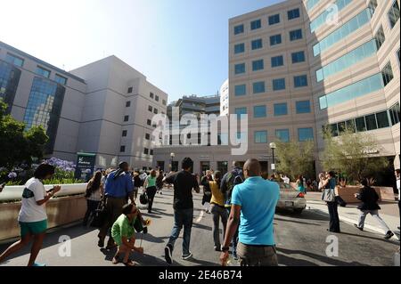 Atmosphäre vor dem Ronald Reagan UCLA Medical Center in Los Angeles, CA, USA am 25. Juni 2009, nachdem der "King of Pop" Michael Jackson im Alter von 50 Jahren gestorben ist, nachdem er an einem Herzinfarkt erkrankt war. Foto von Lionel Hahn/ABACAPRESS.COM Stockfoto