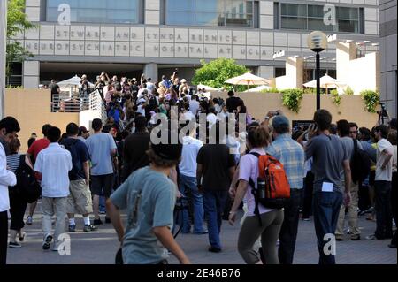 Atmosphäre vor dem Ronald Reagan UCLA Medical Center in Los Angeles, CA, USA am 25. Juni 2009, nachdem der "King of Pop" Michael Jackson im Alter von 50 Jahren gestorben ist, nachdem er an einem Herzinfarkt erkrankt war. Foto von Lionel Hahn/ABACAPRESS.COM Stockfoto
