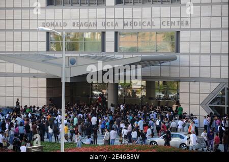 Atmosphäre vor dem Ronald Reagan UCLA Medical Center in Los Angeles, CA, USA am 25. Juni 2009, nachdem der "King of Pop" Michael Jackson im Alter von 50 Jahren gestorben ist, nachdem er an einem Herzinfarkt erkrankt war. Foto von Lionel Hahn/ABACAPRESS.COM Stockfoto
