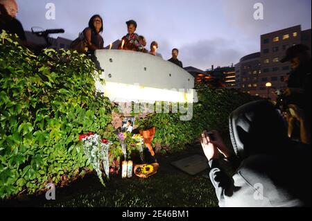 Fans versammelten sich am 25. Juni 2009 vor dem Ronald Reagan UCLA Medical Center in Los Angeles, CA, USA, nachdem der "King of Pop" Michael Jackson im Alter von 50 Jahren an einem Herzinfarkt gestorben ist. Foto von Lionel Hahn/ABACAPRESS.COM Stockfoto