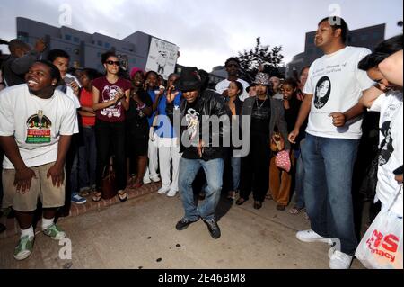 Fans versammelten sich am 25. Juni 2009 vor dem Ronald Reagan UCLA Medical Center in Los Angeles, CA, USA, nachdem der "King of Pop" Michael Jackson im Alter von 50 Jahren an einem Herzinfarkt gestorben ist. Foto von Lionel Hahn/ABACAPRESS.COM Stockfoto