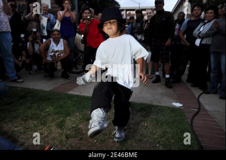 Fans versammelten sich am 25. Juni 2009 vor dem Ronald Reagan UCLA Medical Center in Los Angeles, CA, USA, nachdem der "King of Pop" Michael Jackson im Alter von 50 Jahren an einem Herzinfarkt gestorben ist. Foto von Lionel Hahn/ABACAPRESS.COM Stockfoto