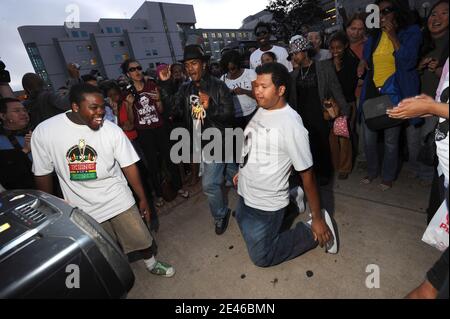 Fans versammelten sich am 25. Juni 2009 vor dem Ronald Reagan UCLA Medical Center in Los Angeles, CA, USA, nachdem der "King of Pop" Michael Jackson im Alter von 50 Jahren an einem Herzinfarkt gestorben ist. Foto von Lionel Hahn/ABACAPRESS.COM Stockfoto