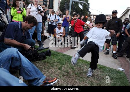 Fans versammelten sich am 25. Juni 2009 vor dem Ronald Reagan UCLA Medical Center in Los Angeles, CA, USA, nachdem der "King of Pop" Michael Jackson im Alter von 50 Jahren an einem Herzinfarkt gestorben ist. Foto von Lionel Hahn/ABACAPRESS.COM Stockfoto