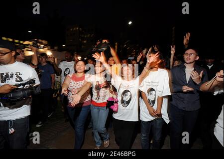 Fans versammelten sich am 25. Juni 2009 vor dem Ronald Reagan UCLA Medical Center in Los Angeles, CA, USA, nachdem der "King of Pop" Michael Jackson im Alter von 50 Jahren an einem Herzinfarkt gestorben ist. Foto von Lionel Hahn/ABACAPRESS.COM Stockfoto