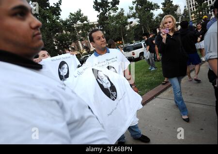 Fans versammelten sich am 25. Juni 2009 vor dem Ronald Reagan UCLA Medical Center in Los Angeles, CA, USA, nachdem der "King of Pop" Michael Jackson im Alter von 50 Jahren an einem Herzinfarkt gestorben ist. Foto von Lionel Hahn/ABACAPRESS.COM Stockfoto