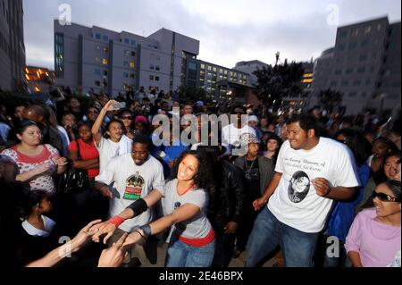 Fans versammelten sich am 25. Juni 2009 vor dem Ronald Reagan UCLA Medical Center in Los Angeles, CA, USA, nachdem der "King of Pop" Michael Jackson im Alter von 50 Jahren an einem Herzinfarkt gestorben ist. Foto von Lionel Hahn/ABACAPRESS.COM Stockfoto