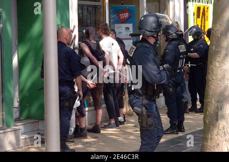 Arrestations de militants en marge du Campement Camp No border installe depuis le Debut de la semaine dans la ville de Calais, Frankreich, le 25 Juin, 2009. Plusieurs centaines de militants y sont installes sous des tentes afin de denoncer la politique des go Stockfoto