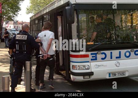 Arrestations de militants en marge du Campement Camp No border installe depuis le Debut de la semaine dans la ville de Calais, Frankreich, le 25 Juin, 2009. Plusieurs centaines de militants y sont installes sous des tentes afin de denoncer la politique des go Stockfoto