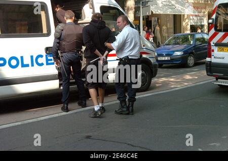 Arrestations de militants en marge du Campement Camp No border installe depuis le Debut de la semaine dans la ville de Calais, Frankreich, le 25 Juin, 2009. Plusieurs centaines de militants y sont installes sous des tentes afin de denoncer la politique des go Stockfoto