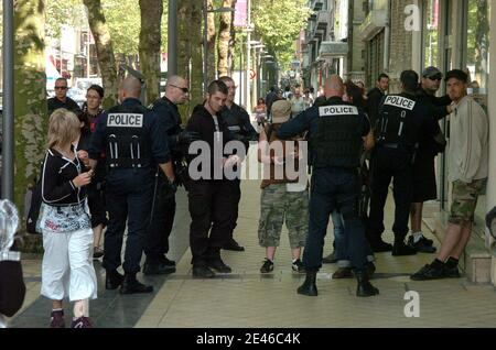 Arrestations de militants en marge du Campement Camp No border installe depuis le Debut de la semaine dans la ville de Calais, Frankreich, le 25 Juin, 2009. Plusieurs centaines de militants y sont installes sous des tentes afin de denoncer la politique des go Stockfoto