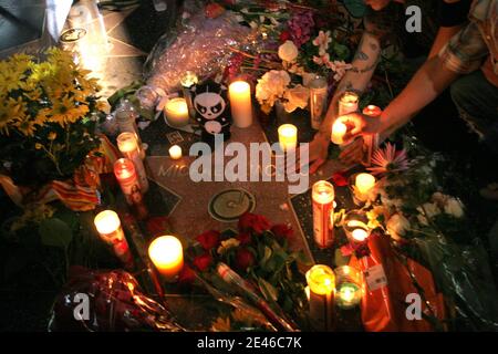 Michael Jacksons Fans trauern um den Tod des King of Pop in der Nähe seines Stars auf dem Hollywood Walk of Fame in Los Angeles, CA, USA am 26. Juni 2009. Foto von Baxter/ABACAPRESS.COM Stockfoto