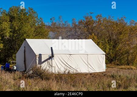 Jägerzelt auf dem Fish Lake Campground in Steens Mountain, Oregon, USA [keine Eigentumsfreigabe; nur zur redaktionellen Lizenzierung verfügbar] Stockfoto