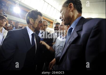 Der französische Präsident Nicolas Sarkozy eröffnet am 26. Juni 2009, flankiert vom Präsidenten des Regionalkonsezats von Martinique, dem unabhängigen Alfred Marie-Jeanne, den Flughafen Aime Cesaire in Fort-de-France, Martinique, Frankreich. Foto von Elodie Gregoire/ABACAPRESS.COM Stockfoto