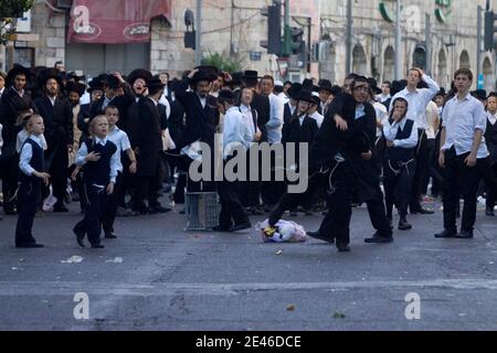 "Ultraorthodoxe jüdische Jungen nehmen an einem Protest gegen die Eröffnung eines Parkplatzes während des Sabbats in Jerusalems konservativem Viertel Mea Sharim am 27. Juni 2009 Teil. Jerusalems ultra-orthodoxen Juden protestierten gegen die Eröffnung eines Parkplatzes während des Sabbats. Die Protestserie der letzten Wochen, die in den lokalen Medien als "'Shabbat-Kriege" bezeichnet wird, hat die große und wachsende religiöse Gemeinschaft der Stadt gegen säkulare Bewohner und lokale Behörden aufgestachelt. Foto von Olivier Fitoussi /ABACAPRESS.COM' Stockfoto