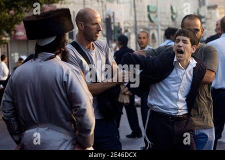 Israelische Grenzpolizisten nehmen einen ultra-orthodoxen Juden während eines Protestes gegen die Eröffnung eines Parkplatzes in Jerusalem am 27. Juni 2009 fest. Ultra-orthodoxe Juden, wütend auf die Eröffnung des Parkplatzes am jüdischen Sabbat, kollapierten mit der Polizei, die sie von den säkularen Jerusalemer Bewohnern trennte, die am Samstag einen Protest zur Unterstützung des Umzuge abhielten. Foto von Olivier Fitoussi /ABACAPRESS.COM Stockfoto