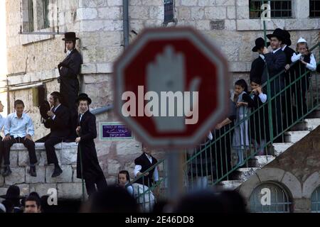 Ultra-orthodoxe Juden nehmen an einem Protest gegen die Eröffnung eines Parkplatzes in Jerusalem am 27. Juni 2009 Teil. Ultra-orthodoxe Juden, wütend auf die Eröffnung des Parkplatzes am jüdischen Sabbat, kollapierten mit der Polizei, die sie von den säkularen Jerusalemer Bewohnern trennte, die am Samstag einen Protest zur Unterstützung des Umzuge abhielten. Foto von Olivier Fitoussi /ABACAPRESS.COM Stockfoto