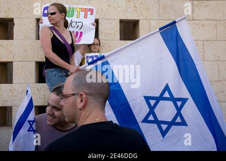 "Die Bewohner Jerusalems nehmen an einem Protest zur Unterstützung der Eröffnung eines Parkplatzes in Jerusalem am 27. Juni 2009 Teil. Ultra-orthodoxe Juden, wütend über die Eröffnung des Parkplatzes am jüdischen Sabbat, kolladierten mit der Polizei, die sie von den säkularen Jerusalemer Bewohnern trennte, die am Samstag den Protest zur Unterstützung des Umzuge abhielten. Auf den Plakaten steht (L), "Nein zur Schande, ja zum Stolz", und (C) lautet: "Freesalem", eine Kombination aus den Worten Freiheit und Jerusalem Photo by Olivier Fitoussi /ABACAPRESS.COM" Stockfoto