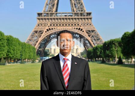 Am 28. Juni 2009 wurde vor dem Eiffelturm in Paris eine Wachsfigur von US-Präsident Barack Obama enthüllt, bevor sie im Grevin Wachsmuseum der französischen Öffentlichkeit vorgestellt wurde. Foto von Mehdi Taamallah/ABACAPRESS.COM Stockfoto
