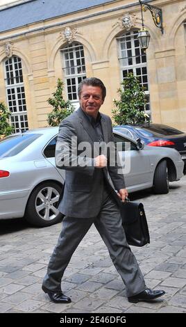 Der französische Junior-Minister für Zusammenarbeit und Frankophonie Alain Joyandet kommt am 28. Juni 2009 in Paris in Matignon Hotel an, um an einem Treffen teilzunehmen, bei dem der angekündigte Plan des französischen Präsidenten Nicolas Sarkozy für ein nationales Darlehen festgelegt werden soll. Foto von Mousse/ABACAPRESS.COM Stockfoto