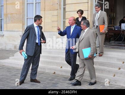 Der französische Minister für Arbeit, Laurent Wauquiez, Minister für Inneres, Überseedepartement und Territorialdepartement Brice Hortefeux, Minister für Stadt- und Landesplanung und ländliche Angelegenheiten Michel Mercier, Der Minister für Ökologie der Junioren Chantal Jouanno und der Minister für die Pariser Region Christian Blanc verlassen das Matignon Hotel nach einem Treffen, bei dem der angekündigte Plan des französischen Präsidenten Nicolas Sarkozy für ein nationales Darlehen am 28. Juni 2009 in Paris festgelegt werden soll. Foto von Mousse/ABACAPRESS.COM Stockfoto