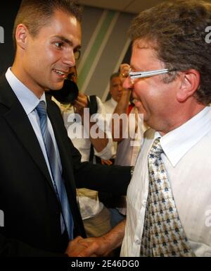 Dans la salle des fetes, Pierre Ferrari, tete de list MJS, arrive en 3eme Position avec 17,01% des voix, serre la main de Daniel Duquenne, tete de list de l'Alliance Republicaine, arrive en seconde Position apres le Front National avec 20,19% des voix a Stockfoto