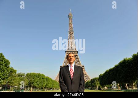 Am 28. Juni 2009 wurde vor dem Eiffelturm in Paris eine Wachsfigur von US-Präsident Barack Obama enthüllt, bevor sie im Grevin Wachsmuseum der französischen Öffentlichkeit vorgestellt wurde. Foto von Mehdi Taamallah/ABACAPRESS.COM Stockfoto