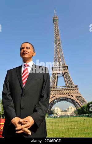 Am 28. Juni 2009 wurde vor dem Eiffelturm in Paris eine Wachsfigur von US-Präsident Barack Obama enthüllt, bevor sie im Grevin Wachsmuseum der französischen Öffentlichkeit vorgestellt wurde. Foto von Mehdi Taamallah/ABACAPRESS.COM Stockfoto
