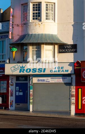 Rossi Eisdiele, Geschäft, direkt am Meer in Marine Parade, in Southend on Sea, Essex, Großbritannien. Geschlossen, geschlossen, Shuuuters down während COVID 19 Lockdown Stockfoto