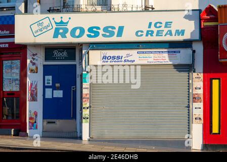 Rossi Eisdiele, Geschäft, direkt am Meer in Marine Parade, in Southend on Sea, Essex, Großbritannien. Geschlossen, geschlossen, Shuuuters down während COVID 19 Lockdown Stockfoto