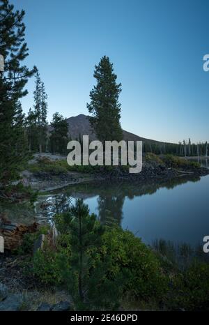 Mt. Bachelor und Sparks Lake in Central Oregon bei Sonnenaufgang, vertikales Foto Stockfoto