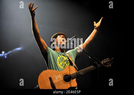 DER US-Sänger Jason Mraz tritt mit seiner Band am 29. Juni im Pariser Musiksaal "Le Zenith" auf. Foto von Christophe Guibbaud/ABACAPRESS.COM Ortsüberschrift 193576 006 Stockfoto