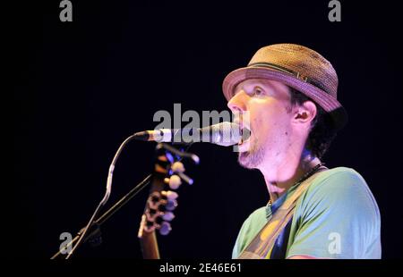 DER US-Sänger Jason Mraz tritt mit seiner Band am 29. Juni im Pariser Musiksaal "Le Zenith" auf. Foto von Christophe Guibbaud/ABACAPRESS.COM Ortsüberschrift 193576 011 Stockfoto