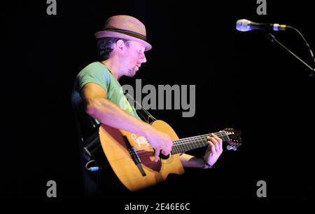 DER US-Sänger Jason Mraz tritt mit seiner Band am 29. Juni im Pariser Musiksaal "Le Zenith" auf. Foto von Christophe Guibbaud/ABACAPRESS.COM Ortsüberschrift 193576 015 Stockfoto