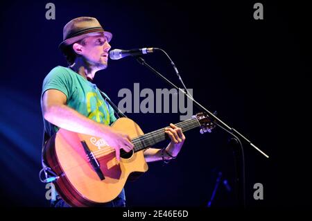 DER US-Sänger Jason Mraz tritt mit seiner Band am 29. Juni im Pariser Musiksaal "Le Zenith" auf. Foto von Christophe Guibbaud/ABACAPRESS.COM Ortsüberschrift 193576 009 Stockfoto