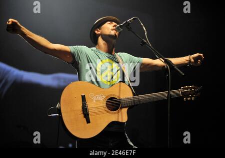 DER US-Sänger Jason Mraz tritt mit seiner Band am 29. Juni im Pariser Musiksaal "Le Zenith" auf. Foto von Christophe Guibbaud/ABACAPRESS.COM Ortsüberschrift 193576 007 Stockfoto