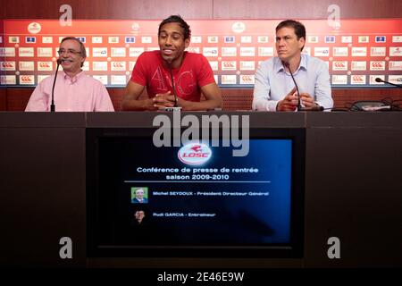 Lilles neuer Spieler Pierre-Emerick Aubameyang (C) posiert neben Lilles Präsident Michel Seydou und Lilles Trainer Rudi Garcia (R) während seiner offiziellen Präsentation in Lille, Frankreich am 30. Juni 2009. Foto von Mikael Libert/ABACAPRESS.COM Stockfoto