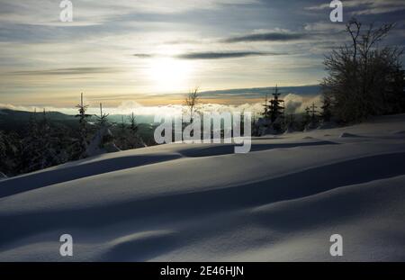 Ein schöner Winter in den Schlesischen Beskiden. Der Weg auf der Malinowska Skala Malinowska Skala - ein tropischer Gipfel im Hauptkamm der Barania Gora Stockfoto